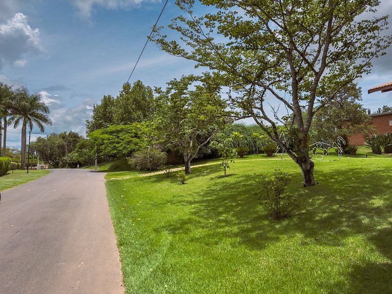 Casa de alto padrão com piscina e 4 suítes em Itu