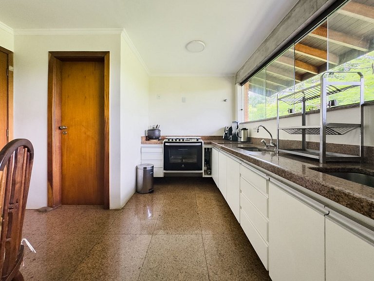 Casa de alto padrão com piscina e 4 suítes em Itu