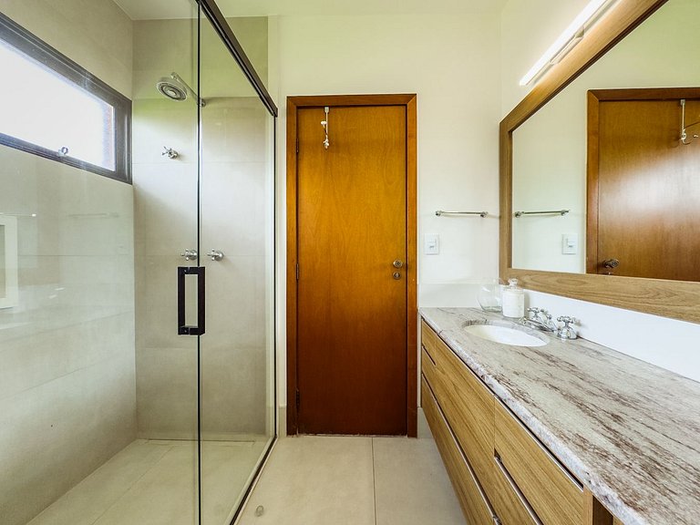 Casa de alto padrão com piscina e 4 suítes em Itu