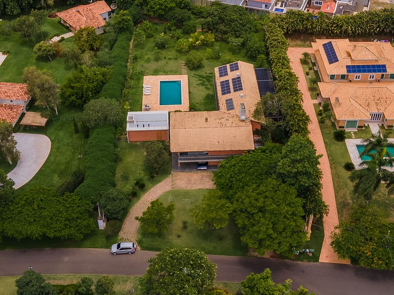 Casa de alto padrão com piscina e 4 suítes em Itu