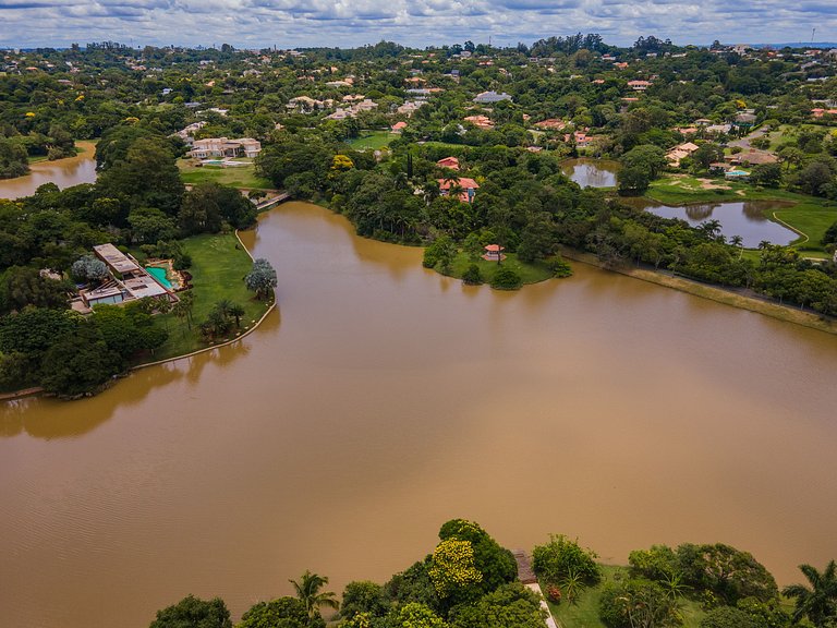 Casa de alto padrão com piscina e 4 suítes em Itu