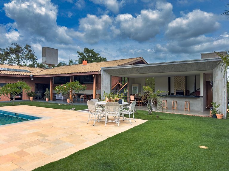Casa de alto padrão com piscina e 4 suítes em Itu