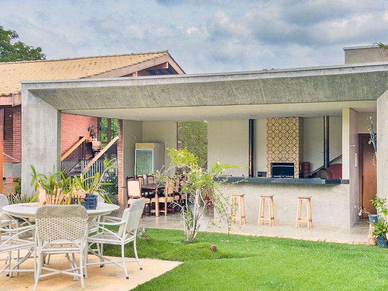 Casa de alto padrão com piscina e 4 suítes em Itu