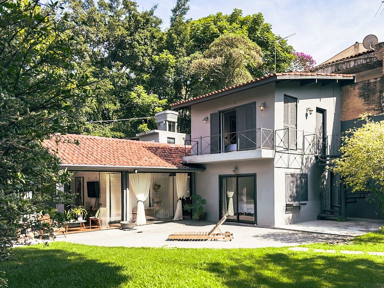 Casa charmosa e espaçosa c/ jardim | Granja Viana