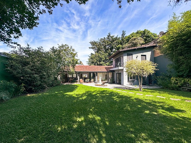 Casa charmosa e espaçosa c/ jardim | Granja Viana