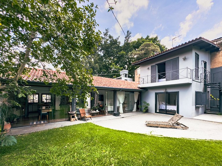Casa charmosa e espaçosa c/ jardim | Granja Viana