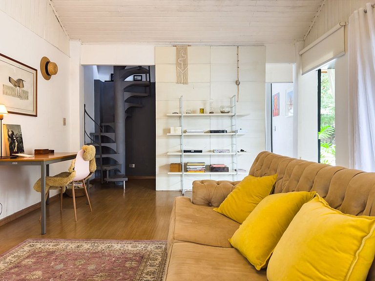 Casa charmosa e espaçosa c/ jardim | Granja Viana