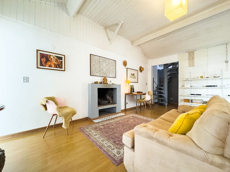 Casa charmosa e espaçosa c/ jardim | Granja Viana