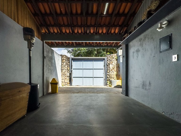 Casa charmosa e espaçosa c/ jardim | Granja Viana