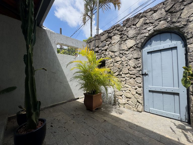 Casa charmosa e espaçosa c/ jardim | Granja Viana