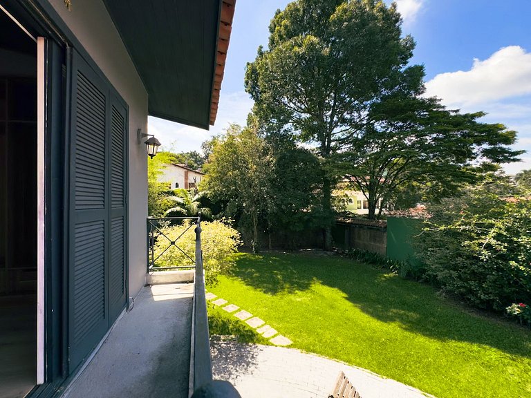 Casa charmosa e espaçosa c/ jardim | Granja Viana