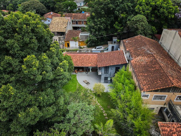 Casa charmosa e espaçosa c/ jardim | Granja Viana