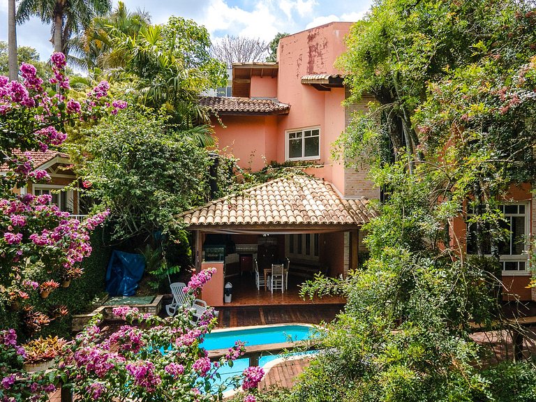 Casa com piscina e 3 suítes na Granja Viana