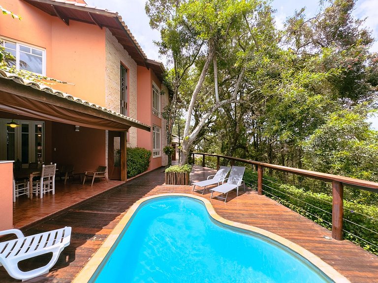 Casa com piscina e 3 suítes na Granja Viana