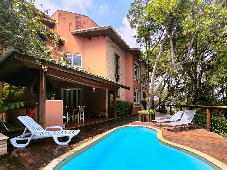 Casa com piscina e 3 suítes na Granja Viana