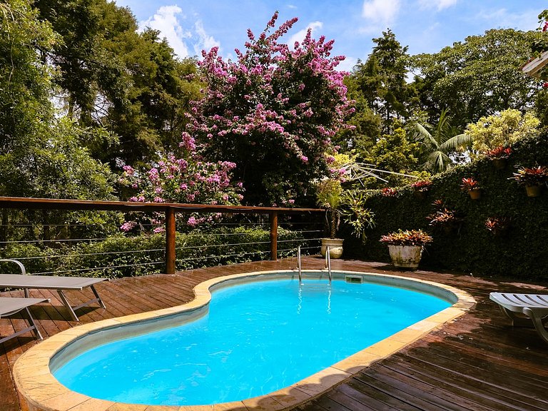 Casa com piscina e 3 suítes na Granja Viana
