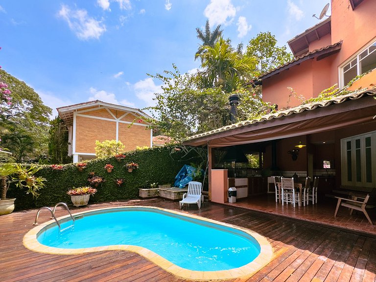 Casa com piscina e 3 suítes na Granja Viana