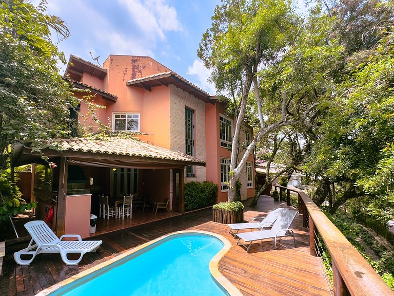 Casa com piscina e 3 suítes na Granja Viana