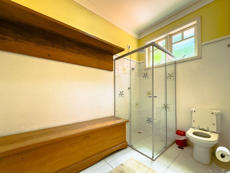 Casa com piscina e 3 suítes na Granja Viana