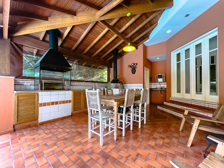 Casa com piscina e 3 suítes na Granja Viana