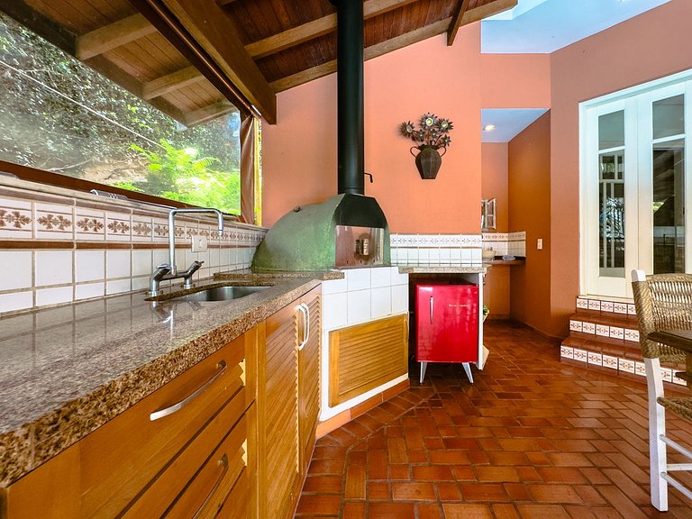 Casa com piscina e 3 suítes na Granja Viana