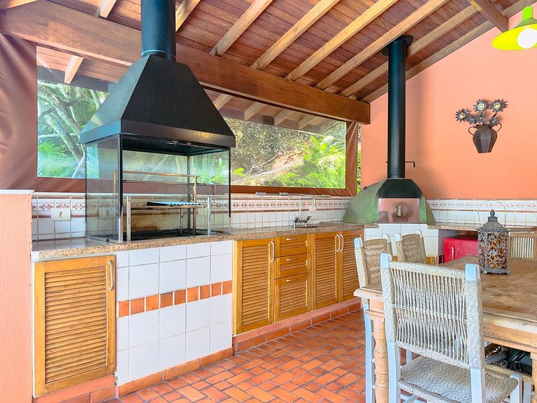 Casa com piscina e 3 suítes na Granja Viana