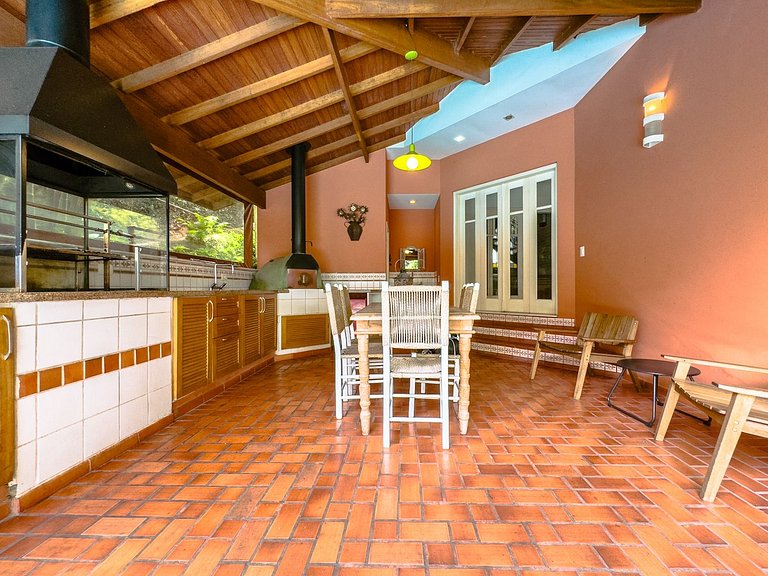 Casa com piscina e 3 suítes na Granja Viana