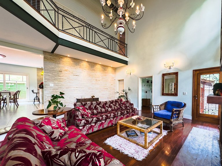 Casa com piscina e 3 suítes na Granja Viana