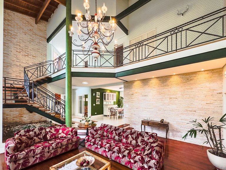 Casa com piscina e 3 suítes na Granja Viana