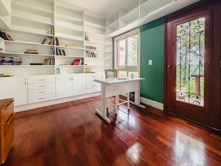 Casa com piscina e 3 suítes na Granja Viana