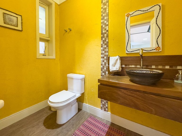 Casa com piscina e 3 suítes na Granja Viana