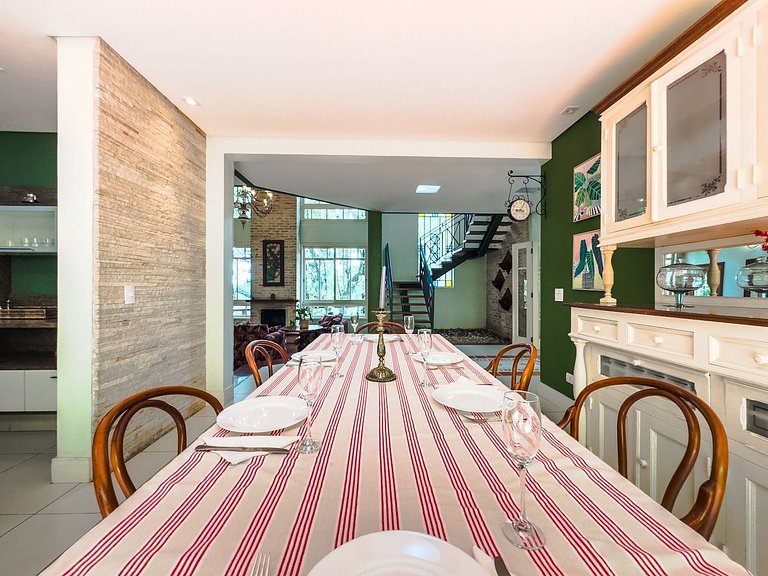 Casa com piscina e 3 suítes na Granja Viana