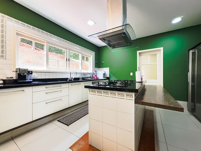 Casa com piscina e 3 suítes na Granja Viana