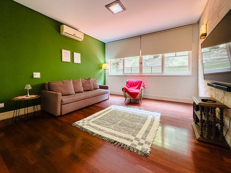 Casa com piscina e 3 suítes na Granja Viana