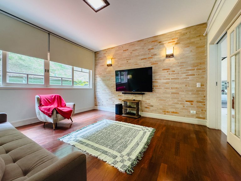 Casa com piscina e 3 suítes na Granja Viana