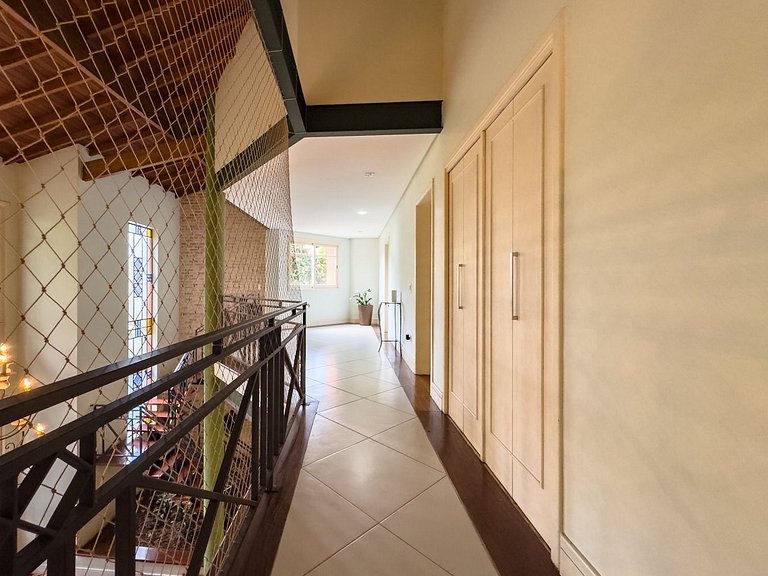 Casa com piscina e 3 suítes na Granja Viana