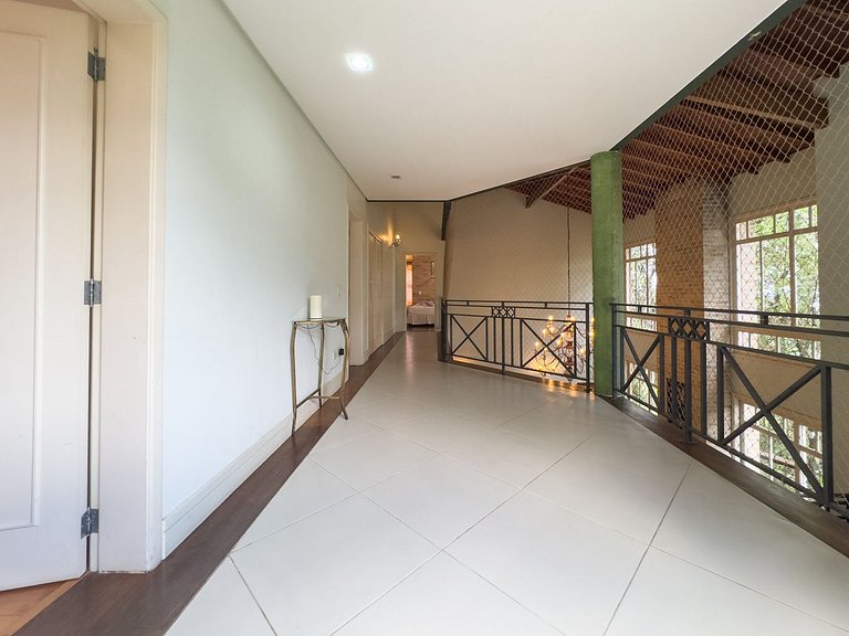 Casa com piscina e 3 suítes na Granja Viana