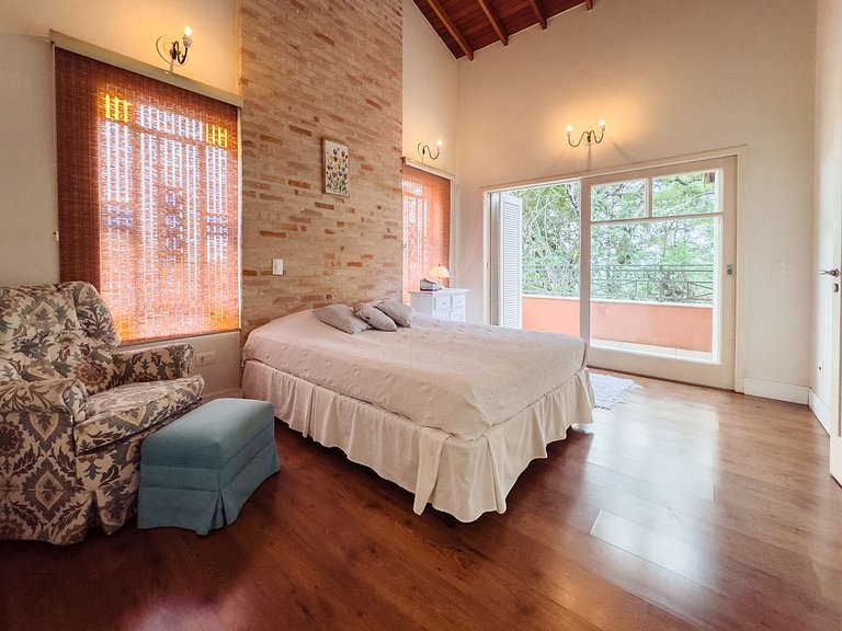 Casa com piscina e 3 suítes na Granja Viana