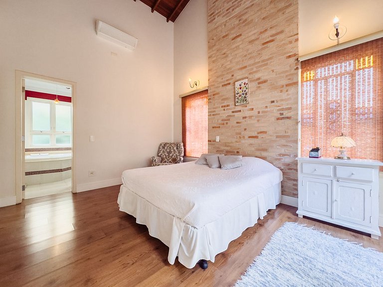 Casa com piscina e 3 suítes na Granja Viana