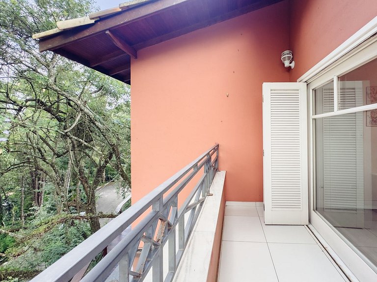 Casa com piscina e 3 suítes na Granja Viana