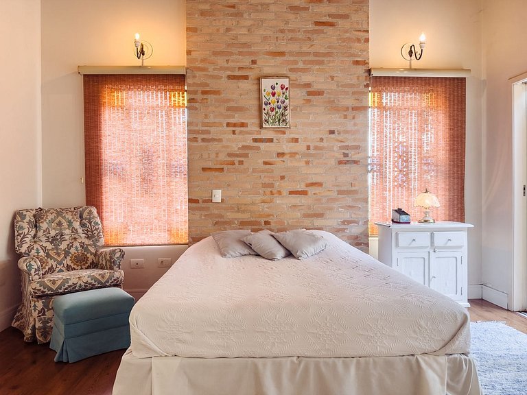 Casa com piscina e 3 suítes na Granja Viana