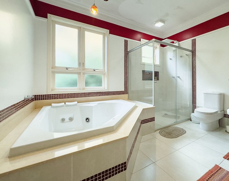 Casa com piscina e 3 suítes na Granja Viana