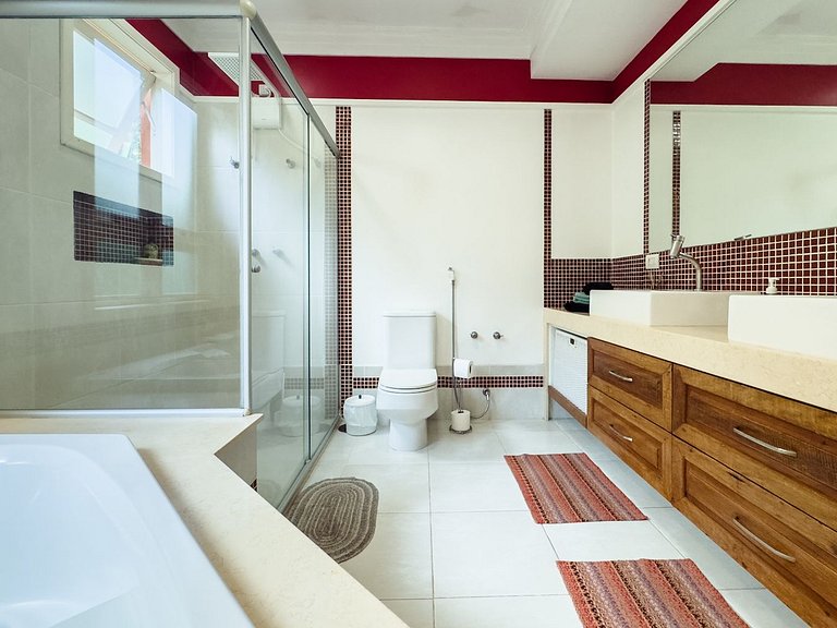 Casa com piscina e 3 suítes na Granja Viana