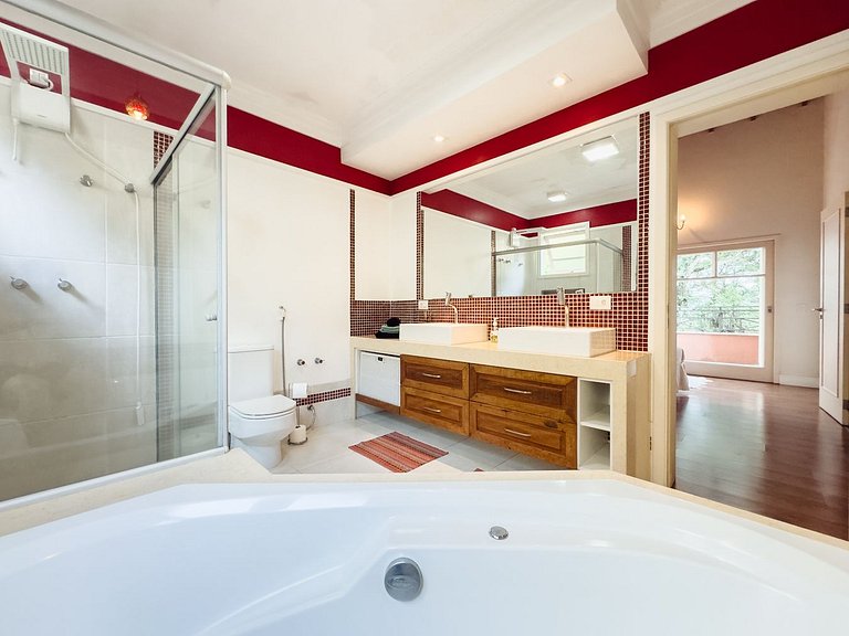 Casa com piscina e 3 suítes na Granja Viana
