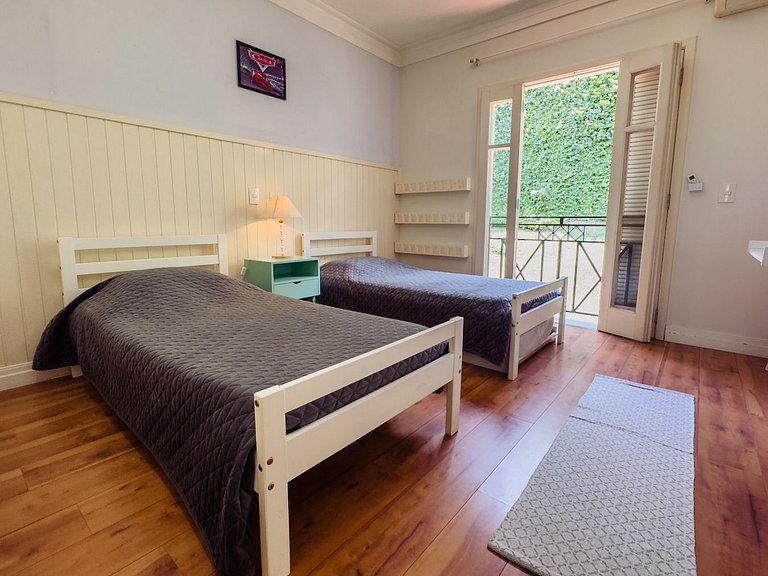 Casa com piscina e 3 suítes na Granja Viana
