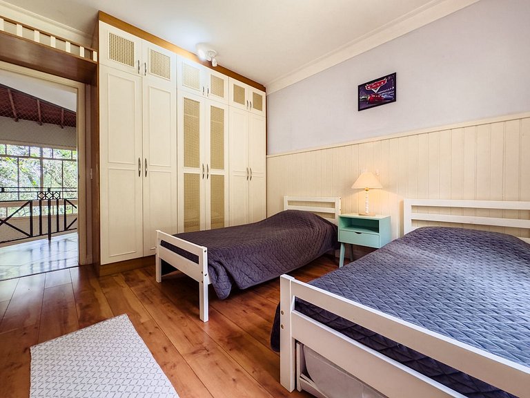Casa com piscina e 3 suítes na Granja Viana
