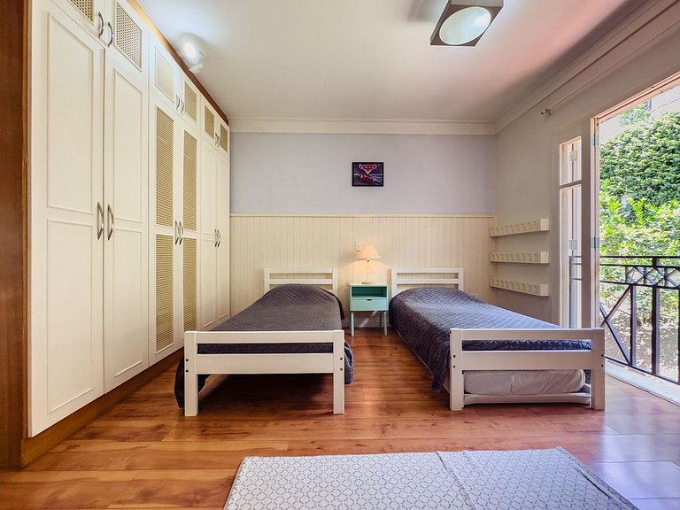 Casa com piscina e 3 suítes na Granja Viana