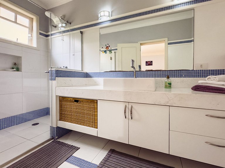 Casa com piscina e 3 suítes na Granja Viana