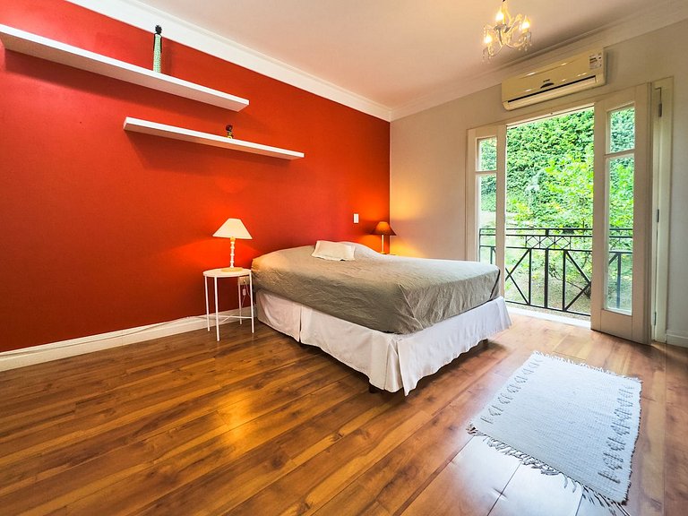 Casa com piscina e 3 suítes na Granja Viana