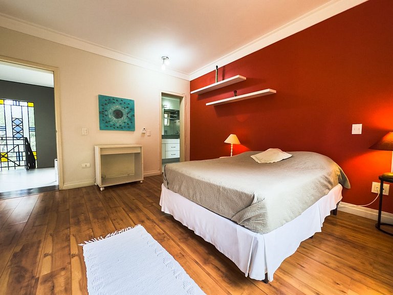 Casa com piscina e 3 suítes na Granja Viana